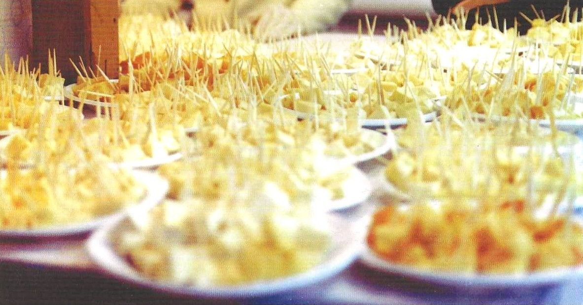 Pratos con anacos de queixo espetados en paliños para a súa degustación