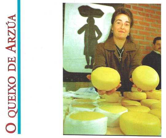 Muller amosando dous queixos nunha mostra de queixos, na páxina 36 da guía Galicia en Comarcas: Arzúa e Melide